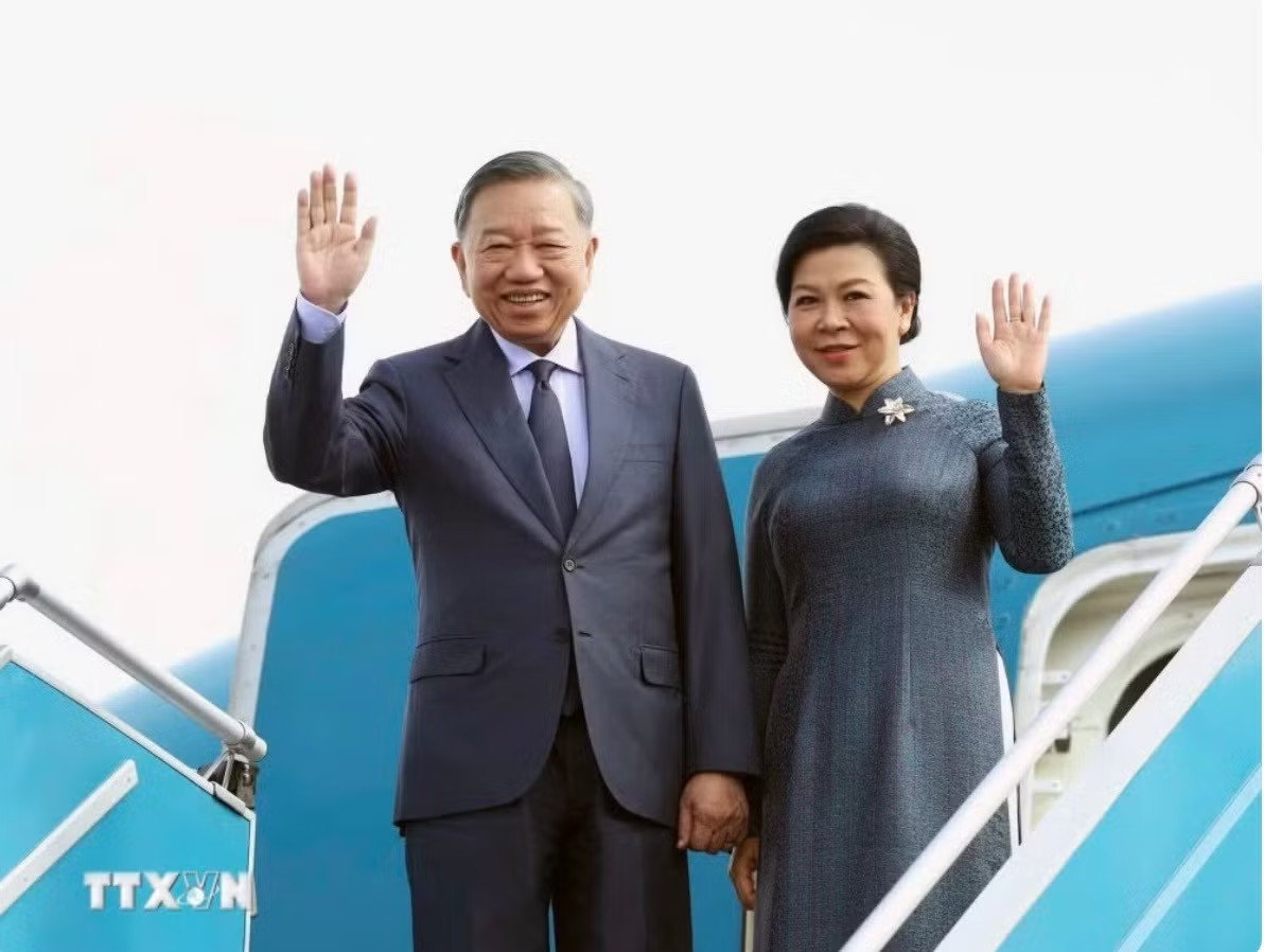 Tổng Bí thư, Chủ tịch nước Tô Lâm và Phu nhân rời Hà Nội, lên đường thăm Liên bang Nga và Pháp. (Ảnh: TTXVN) Tổng Bí thư, Chủ tịch nước Tô Lâm và Phu nhân lên đường thăm Nga và Pháp - Ảnh 1.