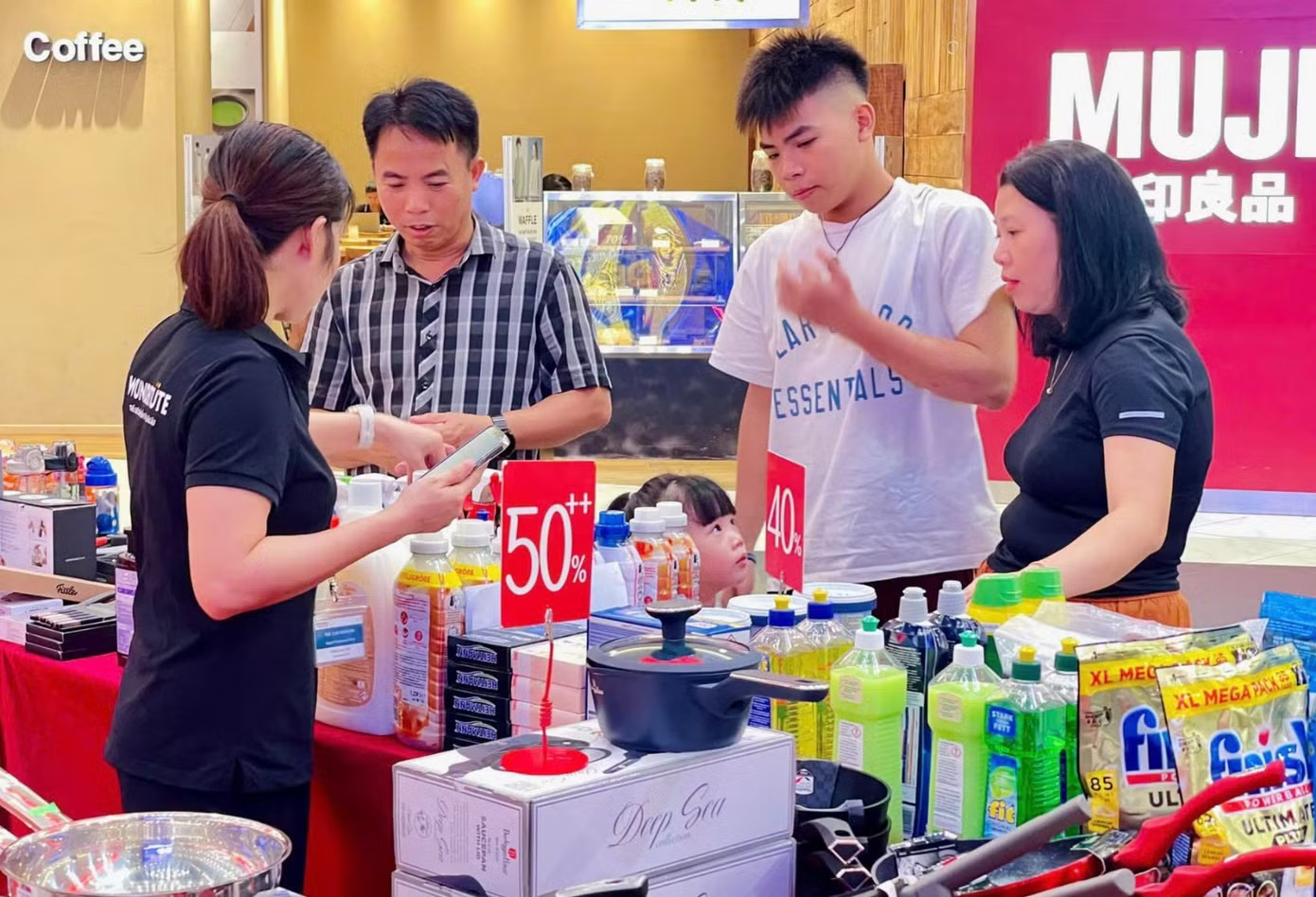 Bán lẻ tăng tốc, 'nóng' cuộc đua giành sức mua - Ảnh 1.