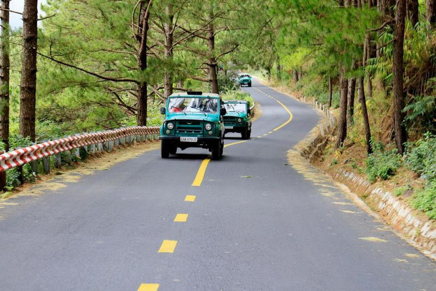 Bạn có thể thuê xe để lên đồi Radar rồi trekking một đoạn ngắn lên đỉnh núi Ông 