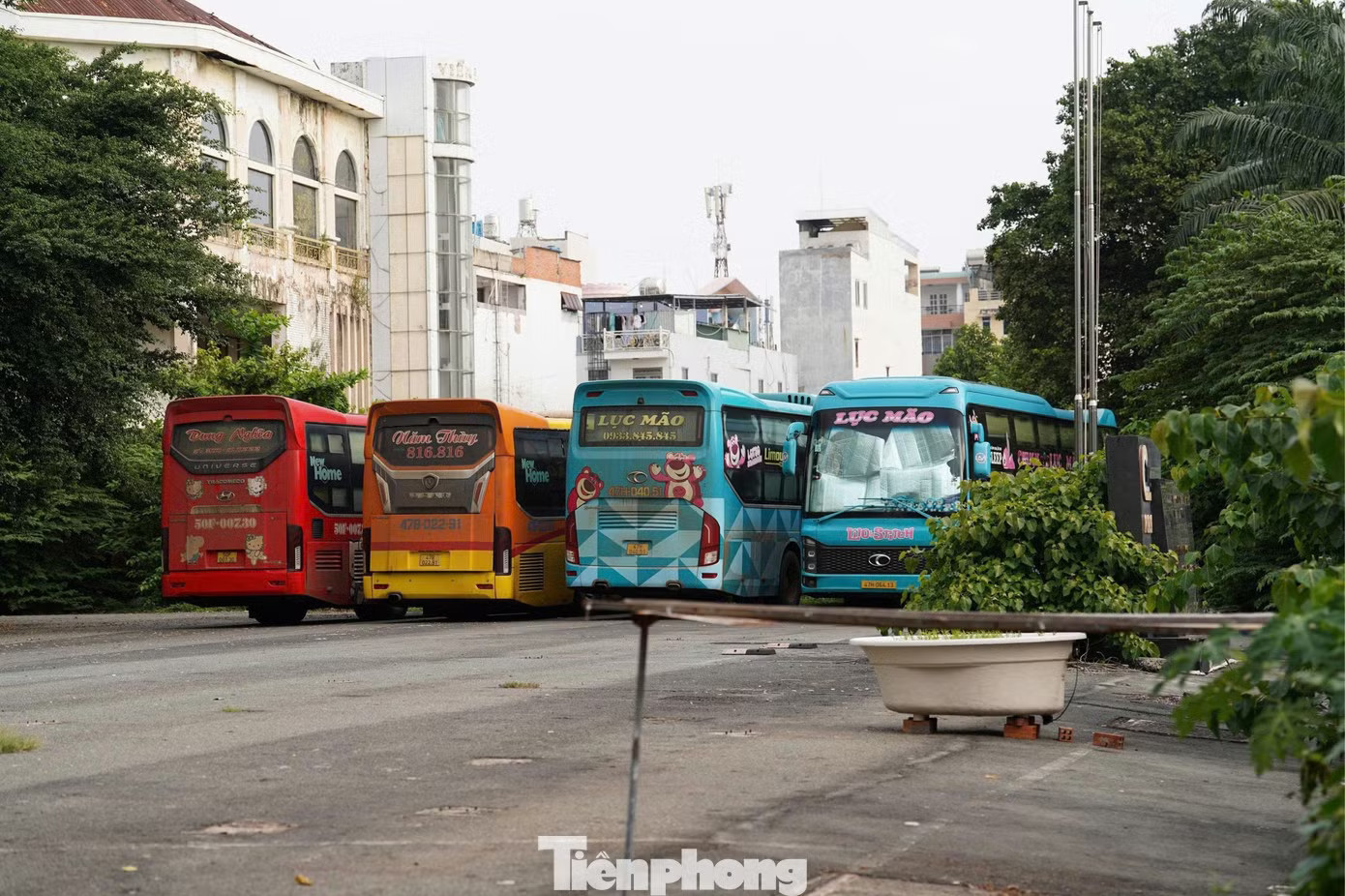 Bên trong khuôn viên, nhiều hạng mục có dấu hiệu xuống cấp. Một phần diện tích được sử dụng làm nơi đỗ xe. Hai khu 'đất vàng' TPHCM vừa đề xuất thanh toán dự án chống ngập gần 10.000 tỷ - Ảnh 4.