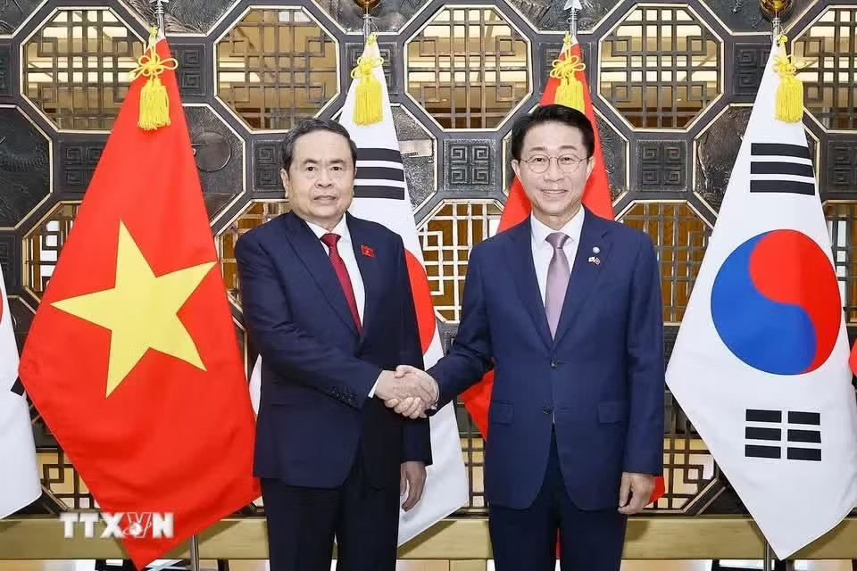 Chủ tịch Quốc hội Trần Thanh Mẫn và Chủ tịch Quốc hội Hàn Quốc Cho Jeong Sik chụp ảnh chung. (Ảnh: Doãn Tấn/TTXVN) Phấn đấu đưa kim ngạch thương mại song phương Việt Nam - Hàn Quốc đạt 150 tỷ USD vào năm 2030 - Ảnh 2.