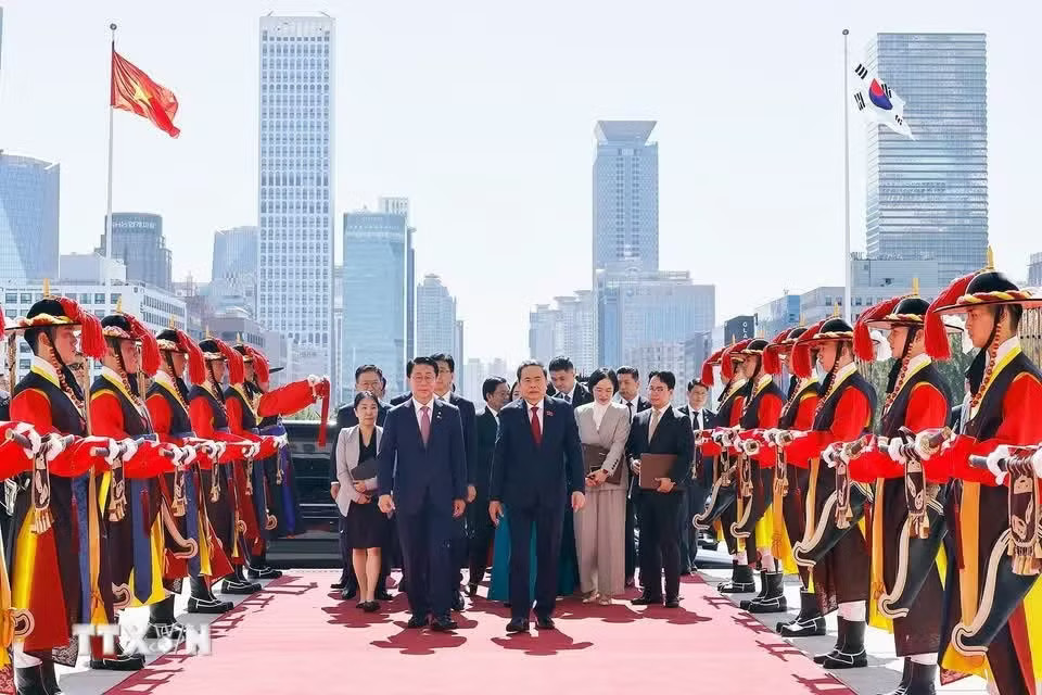 Lễ đón Chủ tịch Quốc hội Trần Thanh Mẫn thăm chính thức Hàn Quốc được tổ chức trọng thể tại Trụ sở Quốc hội Hàn Quốc ở thủ đô Seoul. (Ảnh: Doãn Tấn/TTXVN) Phấn đấu đưa kim ngạch thương mại song phương Việt Nam - Hàn Quốc đạt 150 tỷ USD vào năm 2030 - Ảnh 1.