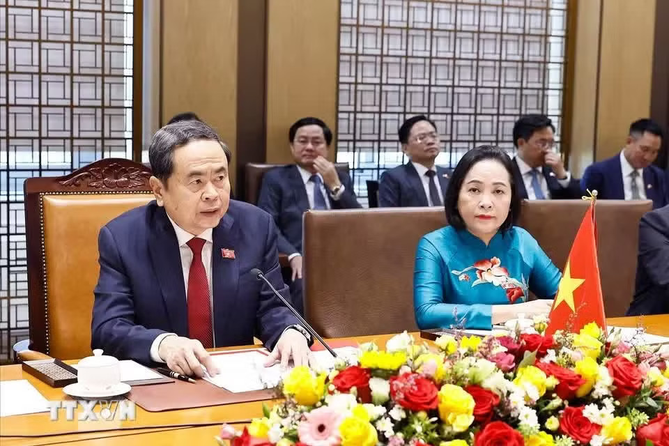 Chủ tịch Quốc hội Trần Thanh Mẫn hội đàm với Chủ tịch Quốc hội Đại Hàn Dân Quốc Cho Jeong Sik. (Ảnh: Doãn Tấn/TTXVN) Phấn đấu đưa kim ngạch thương mại song phương Việt Nam - Hàn Quốc đạt 150 tỷ USD vào năm 2030 - Ảnh 3.