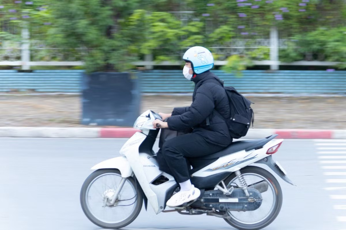 Miền Bắc đón đợt không khí lạnh đầu tiên, miền Trung mưa lớn - Ảnh 1.