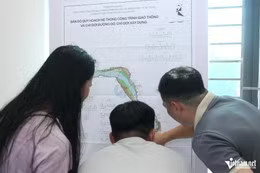 Hồ sơ quy hoạch phân khu đô thị sông Hồng được công khai niêm yết tại phường Lĩnh Nam Người dân Hà Nội đổ về xem quy hoạch phân khu đô thị sông Hồng - Ảnh 1.