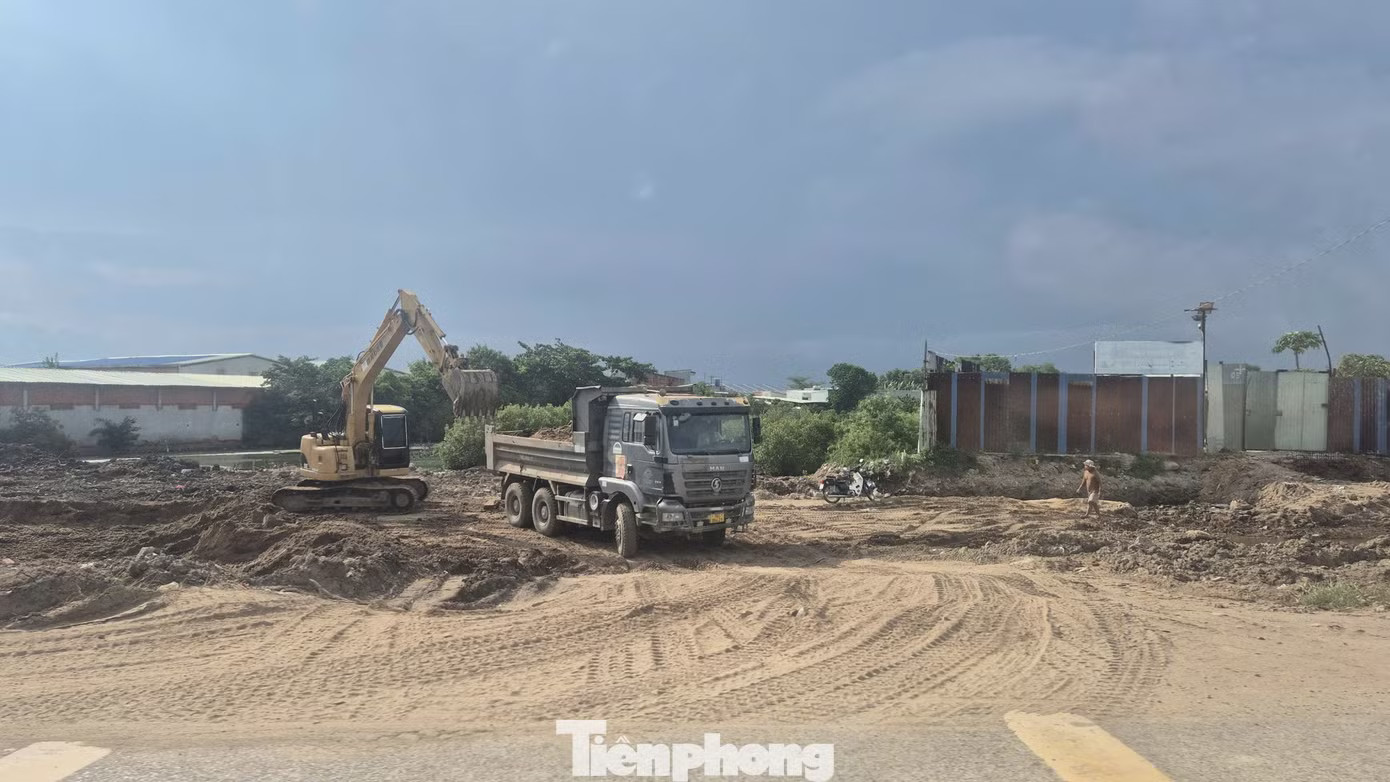 Đây cũng là khu vực được đánh giá có tiến độ chậm nhất trên toàn tuyến. Tại một số vị trí, các hạng mục xây dựng chính chưa được triển khai rõ rệt, trong khi những đoạn khác đã bước vào giai đoạn hoàn thiện. Đường nối cao tốc Biên Hòa - Vũng Tàu: Nơi tăng tốc, chỗ ì ạch - Ảnh 10.