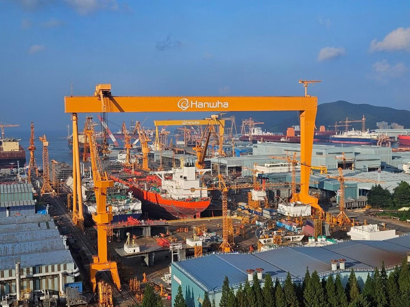 Xưởng tàu Hanwha Ocean tại Geoje, Hàn Quốc. (Ảnh: Korea Times) 'Mắt xích' sống còn của Hạm đội 7 Mỹ gây chú ý sau vụ tàu khu trục mất điện - Ảnh 3.