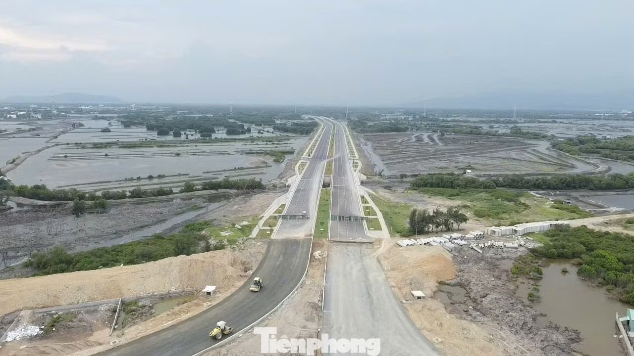 Thời gian còn lại không nhiều. Nếu các đoạn đang chậm không được tăng tốc trong thời gian tới, nguy cơ ảnh hưởng đến tiến độ chung của toàn tuyến là vấn đề cần được đặc biệt lưu ý. Đường nối cao tốc Biên Hòa - Vũng Tàu: Nơi tăng tốc, chỗ ì ạch - Ảnh 13.