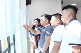 Người dân tìm hiểu thông tin về Hồ sơ quy hoạch phân khu đô thị sông Hồng Người dân Hà Nội đổ về xem quy hoạch phân khu đô thị sông Hồng - Ảnh 2.