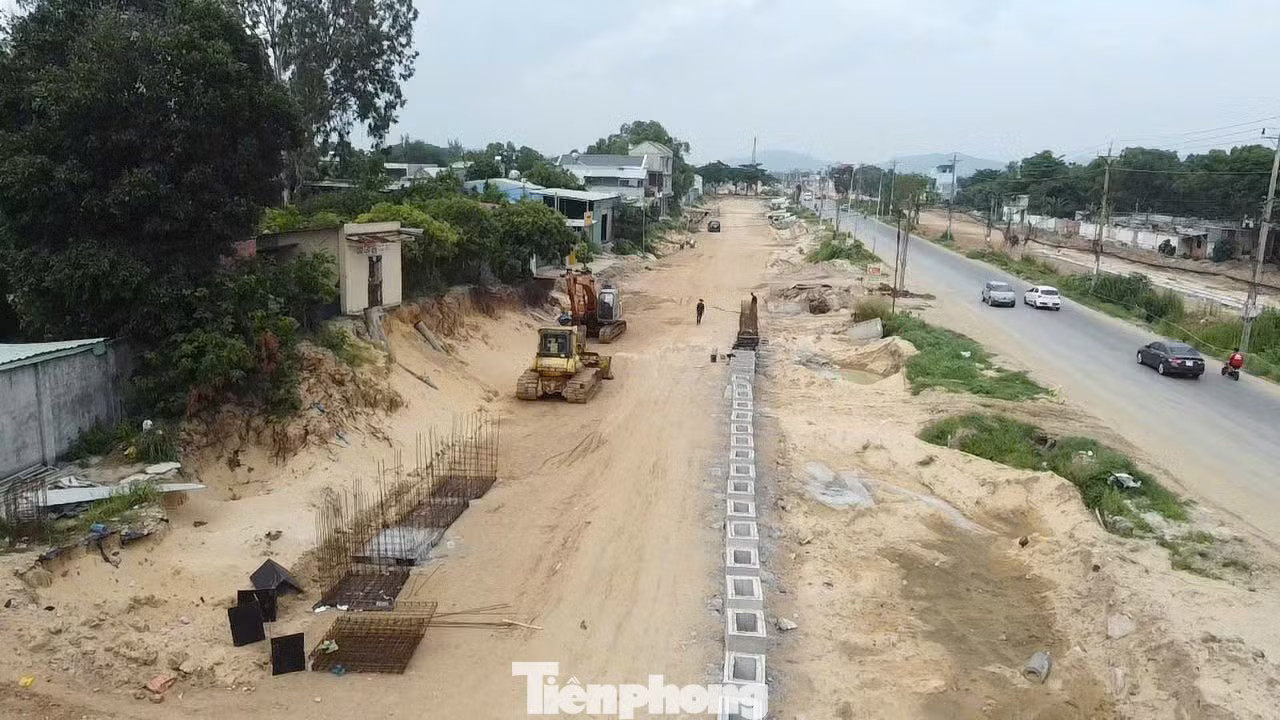 Theo ghi nhận, tại một số đoạn từ nút giao ĐT994 đến điểm cuối tuyến, công tác thi công vẫn chủ yếu tập trung vào san lấp mặt bằng. Đường nối cao tốc Biên Hòa - Vũng Tàu: Nơi tăng tốc, chỗ ì ạch - Ảnh 9.