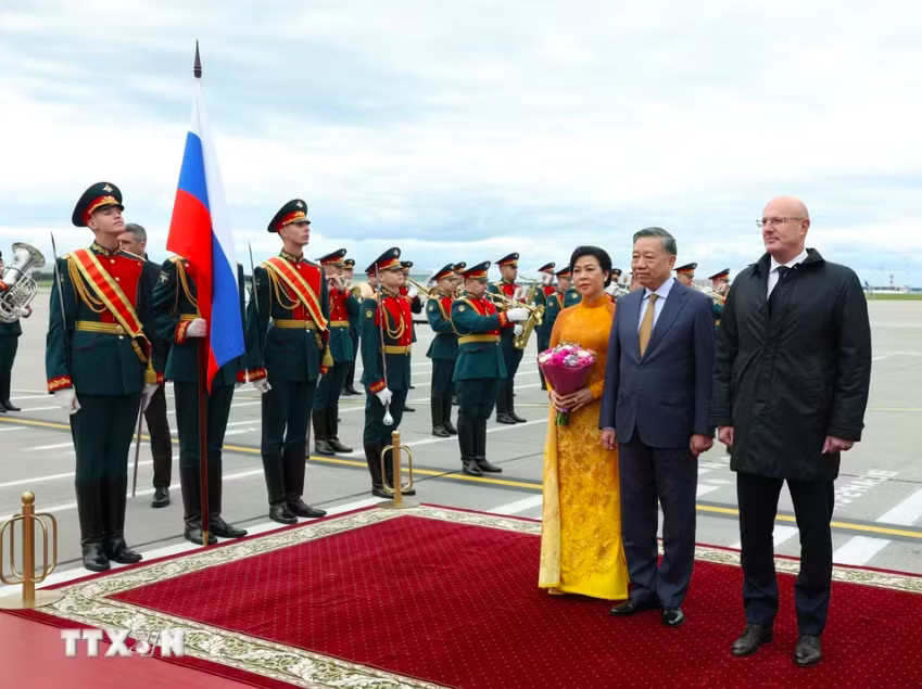 Lễ đón Tổng Bí thư, Chủ tịch nước Tô Lâm và Phu nhân tại sân bay Vnukovo ngày 7/9. Ảnh: TTXVN Việt Nam cần làm gì để trở thành đối tác khoa học của Nga? - Ảnh 1.