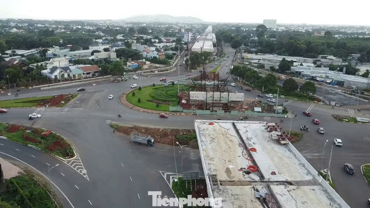 Khoảng 13km đầu tuyến có tốc độ thiết kế tối đa 100 km/h, đoạn cuối tuyến giảm còn 80 km/h. Dự án được chia thành 3 dự án thành phần, triển khai đồng loạt. Trong đó, một số đoạn đi qua khu vực đầm lầy, nền đất yếu được đánh giá có điều kiện thi công phức tạp, đòi hỏi thời gian xử lý kỹ thuật. Theo kế hoạch, công trình hoàn thành vào cuối năm 2026. Tuy nhiên, khi thời gian không còn nhiều, tiến độ trên công trường đang cho thấy những hình ảnh trái ngược. Đường nối cao tốc Biên Hòa - Vũng Tàu: Nơi tăng tốc, chỗ ì ạch - Ảnh 2.