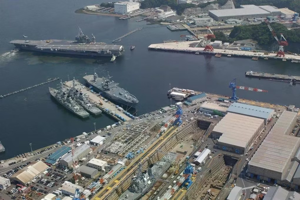 Chiến hạm USS Kitty Hawk tại căn cứ Yokosuka, Nhật Bản. (Ảnh: Hải quân Mỹ) 'Mắt xích' sống còn của Hạm đội 7 Mỹ gây chú ý sau vụ tàu khu trục mất điện - Ảnh 1.