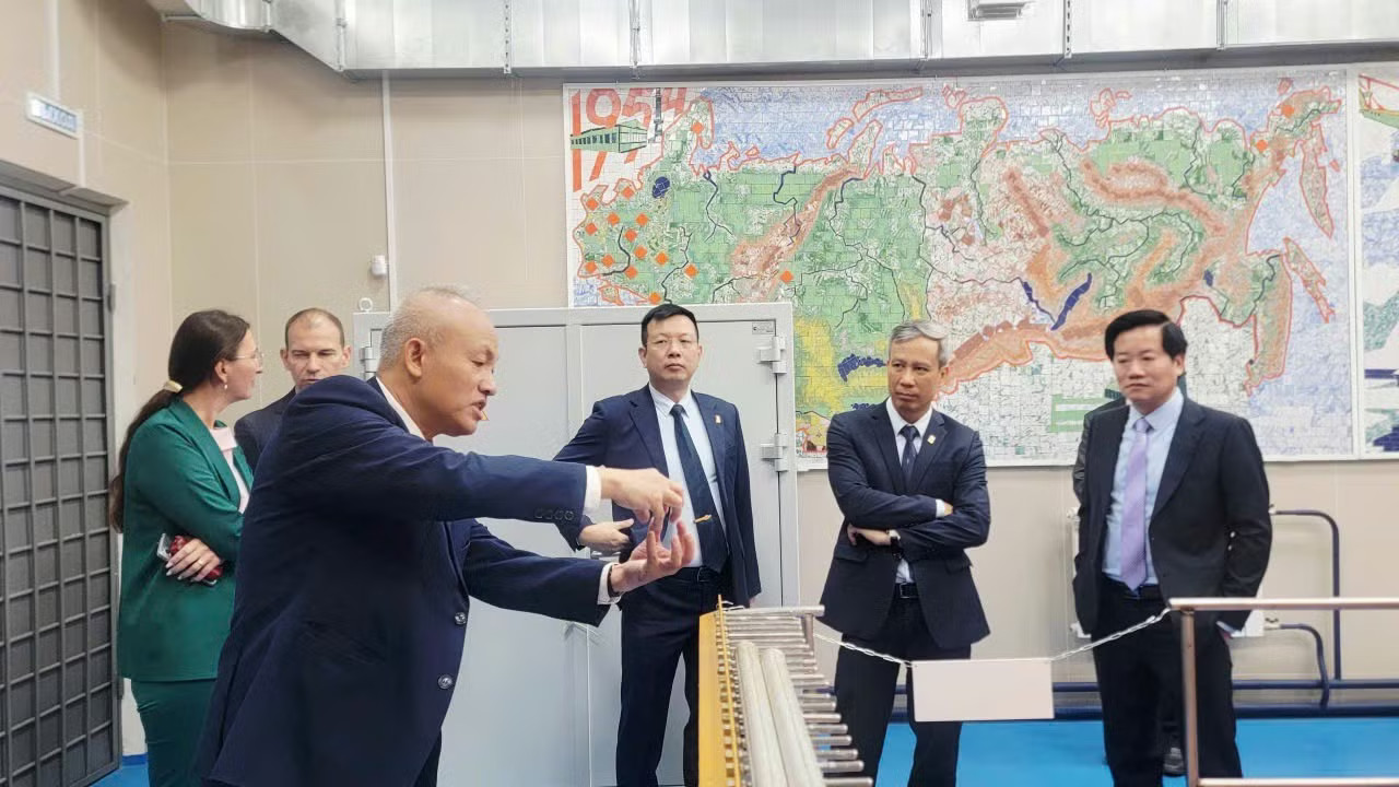 GS.VS Nguyễn Quốc Sỹ (trái) trong phòng thí nghiệm thuộc ĐH Năng lượng Quốc gia Mátxcơva. (Ảnh: NVCC) Việt Nam cần làm gì để trở thành đối tác khoa học của Nga? - Ảnh 2.