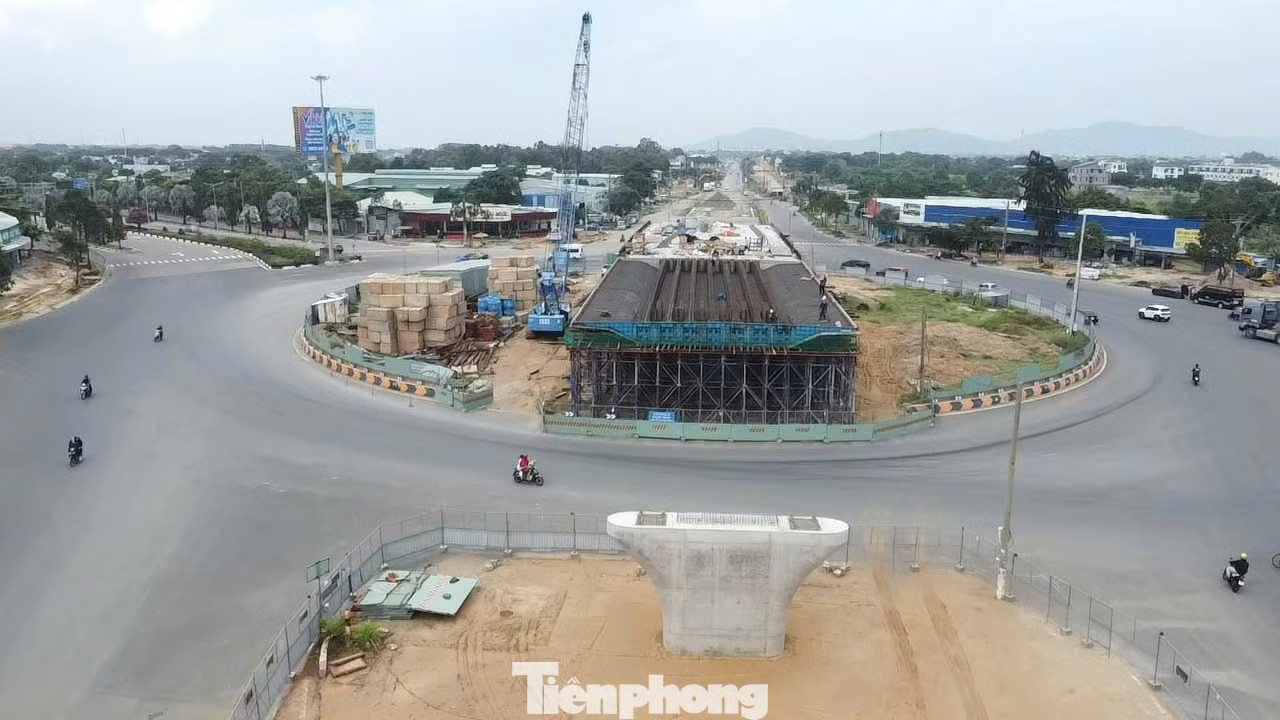 Tại khu vực nút giao cuối tuyến ở vòng xoay Phước Thắng, Đường 2 Tháng 9, các hạng mục cầu vượt đang được triển khai. Hiện các trụ cầu đang trong quá trình xây dựng. Phần mặt bằng phục vụ thi công cầu đã hoàn thiện khoảng 70%. Đây là vị trí có ý nghĩa quan trọng trong việc kết nối tuyến đường mới với mạng lưới giao thông hiện hữu, đưa dòng phương tiện từ tuyến cao tốc về khu vực đô thị Vũng Tàu và hướng ra biển. Tuy nhiên, đi dọc tuyến, không khó để nhận thấy sự khác biệt về tiến độ giữa các khu vực. Đường nối cao tốc Biên Hòa - Vũng Tàu: Nơi tăng tốc, chỗ ì ạch - Ảnh 7.