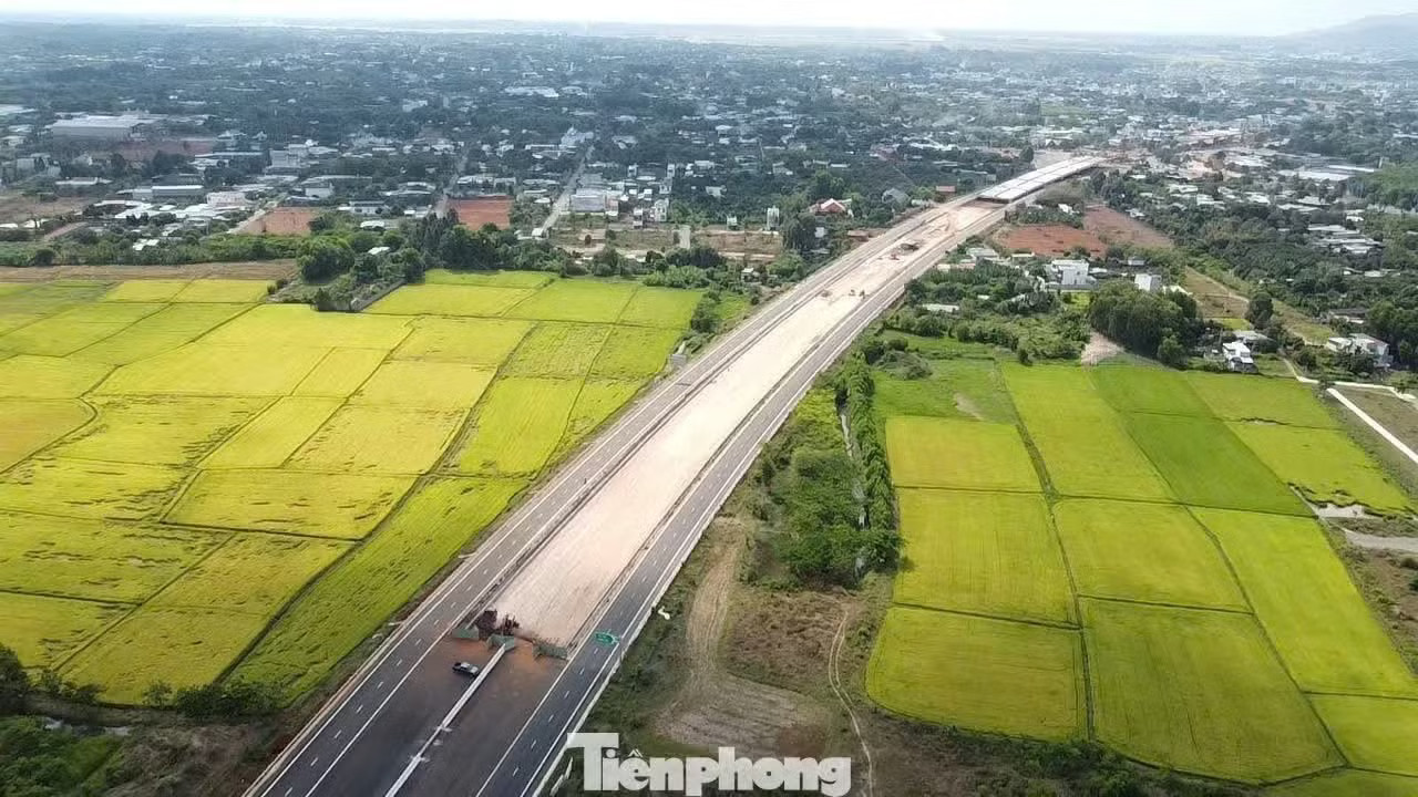 Dự án đường nối cao tốc Biên Hòa - Vũng Tàu do Ban Giao thông TPHCM làm chủ đầu tư, có tổng mức đầu tư gần 14.000 tỷ đồng, chiều dài hơn 16km. Tuyến đường được thiết kế 6 làn xe, bắt đầu từ vòng xoay quốc lộ 56 và kết thúc tại vòng xoay Phước Thắng, Đường 2 Tháng 9, kết nối trực tiếp với khu vực biển Vũng Tàu. Đường nối cao tốc Biên Hòa - Vũng Tàu: Nơi tăng tốc, chỗ ì ạch - Ảnh 1.