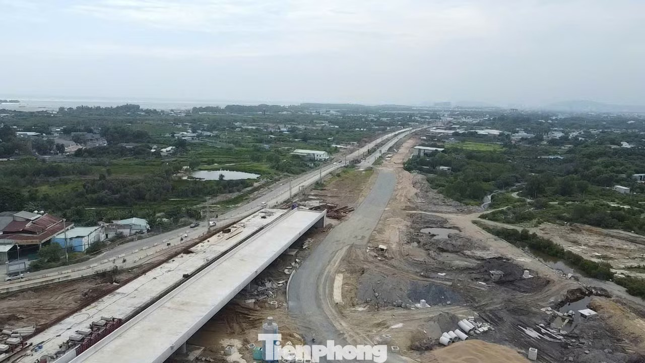 Sự chênh lệch tiến độ càng rõ khi đặt cạnh những gói thầu đã đạt trên 90% khối lượng và đang tổ chức thi công liên tục để hoàn thành trong tháng 11. Đường nối cao tốc Biên Hòa - Vũng Tàu: Nơi tăng tốc, chỗ ì ạch - Ảnh 11.
