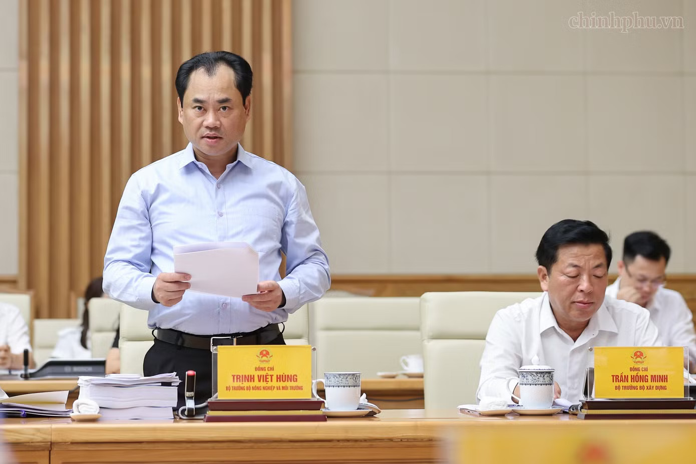 Bộ trưởng Bộ Nông nghiệp và Môi trường Trịnh Việt Hùng báo cáo tại cuộc họp. ( Ảnh: Nhật Bắc) Thủ tướng yêu cầu lấy ý kiến rộng rãi, thực chất của người dân về Luật đất đai - Ảnh 2.