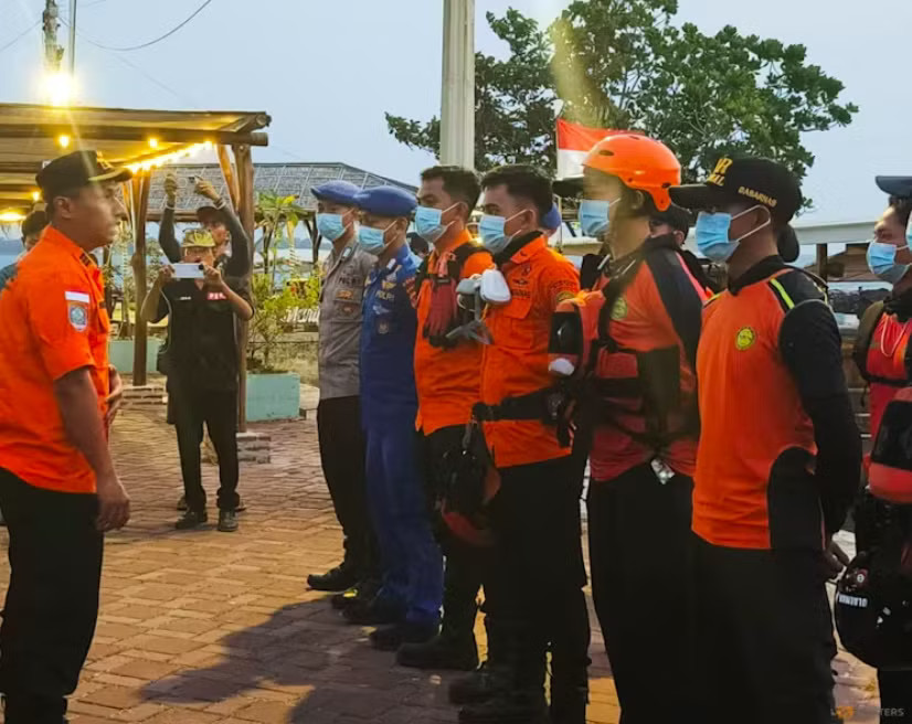 Các thành viên Cơ quan Tìm kiếm và cứu nạn quốc gia Indonesia tham gia chiến dịch tìm kiếm những người mất tích khi núi lửa Anak Krakatau phun trào, tại Serang, tỉnh Banten ngày 8/9. (Ảnh: Reuters) Nhóm nhà báo quốc tế mất tích khi đến gần núi lửa Indonesia - Ảnh 1.