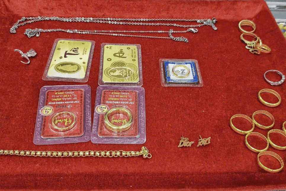 Đang nhặt ve chai, cụ bà 78 tuổi phát hiện bao giấy chứa 15 chiếc nhẫn vàng cùng loạt trang sức giá trị