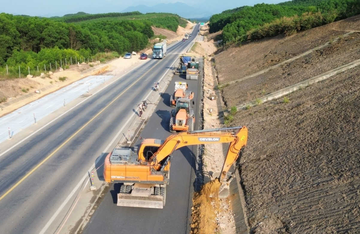 Thi công mở rộng cao tốc Cam Lộ - La Sơn (Nguồn: VOV Giao thông)