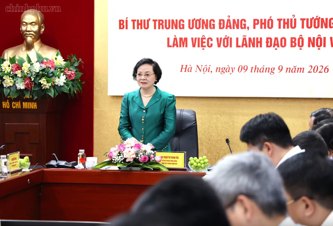 Phó Thủ tướng Phạm Thị Thanh Trà tại buổi làm việc với Bộ Nội vụ. (Ảnh: Thu Giang) Bộ Nội vụ được yêu cầu chuẩn bị nhiều phương án cải cách tiền lương - Ảnh 2.