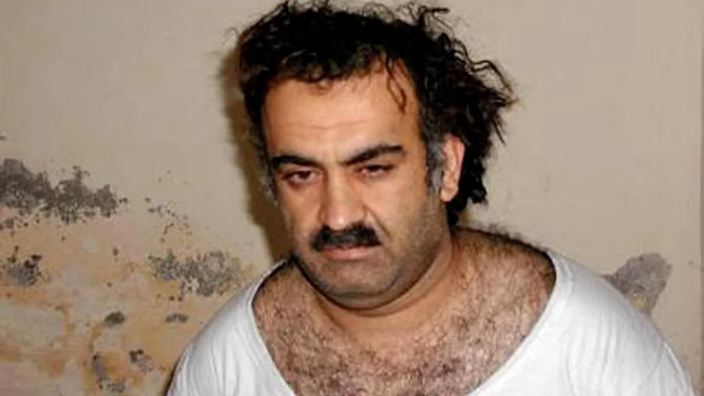 Khalid Sheikh Mohammed, kẻ bị cáo buộc là chủ mưu các vụ tấn công khủng bố ngày 11/9/2001, đã bị giam giữ tại Vịnh Guantánamo từ năm 2003. (Ảnh: AP) 25 năm sau thảm họa 11/9 và lời cảnh báo 'lạnh gáy' của FBI - Ảnh 2.