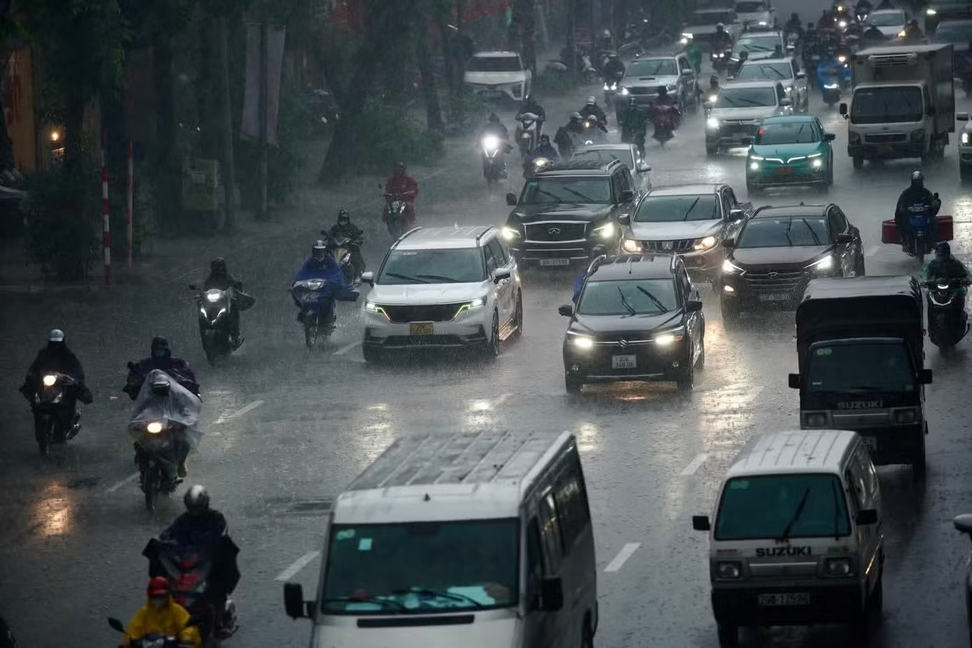 Hà Nội mưa như trút trong chiều 9/9. Vì sao Hà Nội mưa như trút, lốc sét? - Ảnh 1.