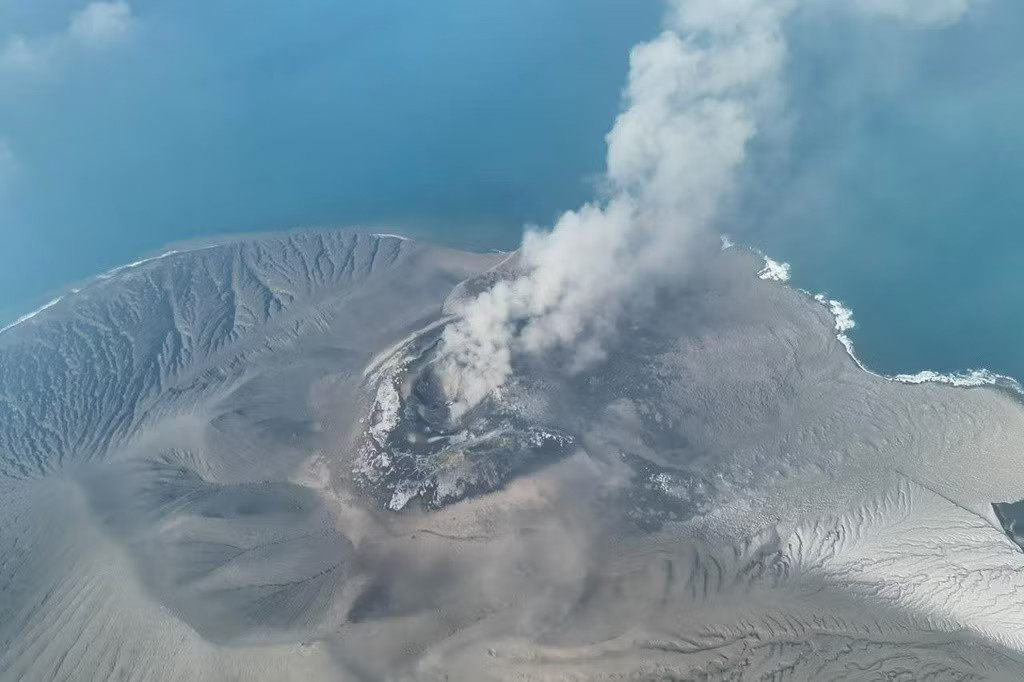 Indonesia cảnh báo về hoạt động của núi lửa Anak Krakatau từ tháng 7. (Ảnh: AP) Nhóm nhà báo quốc tế mất tích khi đến gần núi lửa Indonesia - Ảnh 2.