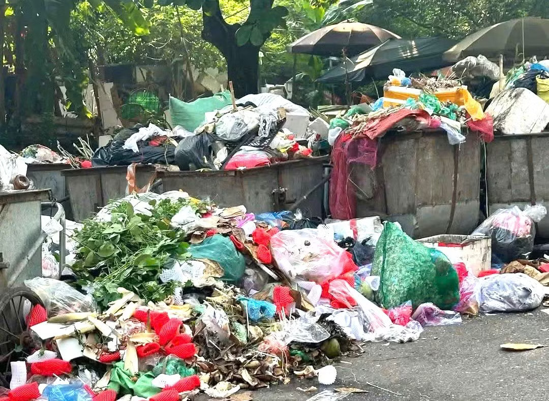 Rác ùn ứ trên đường phố, tỉnh Phú Thọ ra chỉ đạo khẩn - Ảnh 2.