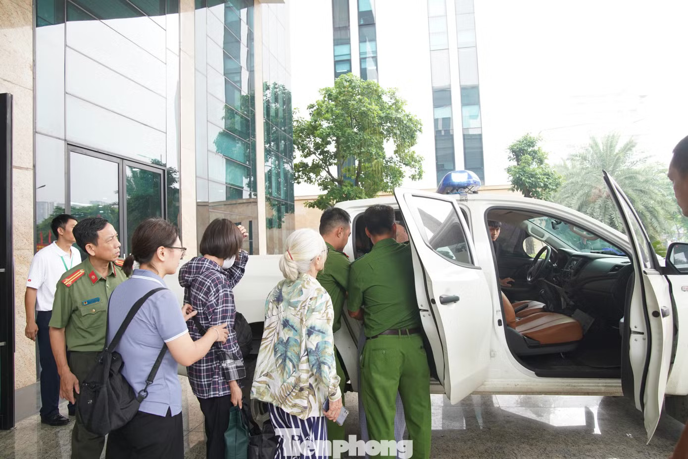 Nhận tiền đền bù dự án 2.900 tỷ đồng, người dân được Công an 'hộ tống' về tận nhà - Ảnh 3.