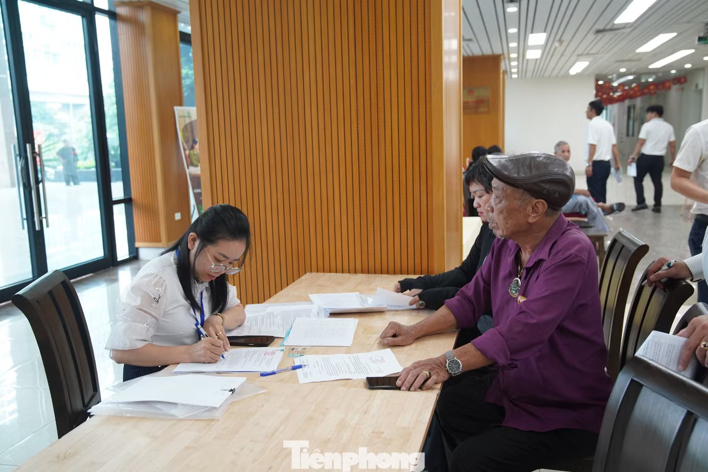 Nhận tiền đền bù dự án 2.900 tỷ đồng, người dân được Công an 'hộ tống' về tận nhà - Ảnh 1.