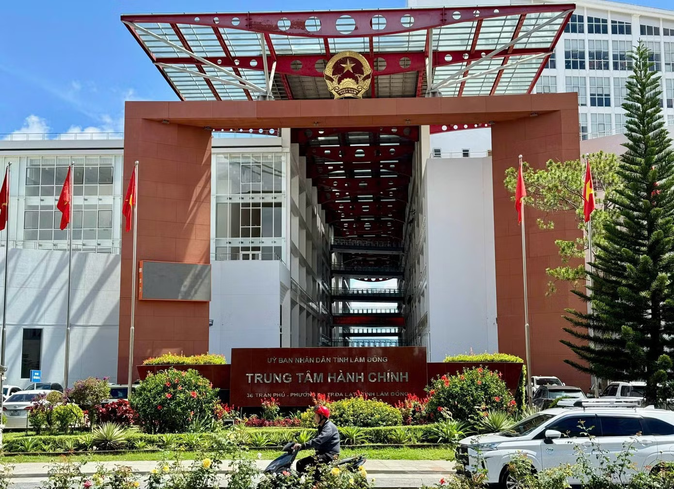 Trung tâm hành chính tỉnh Lâm Đồng trên đường Trần Phú, phường Xuân Hương - Đà Lạt. Sai sót thực hiện Nghị định 178: Lâm Đồng chỉ rõ trách nhiệm 3 nguyên lãnh đạo - Ảnh 1.