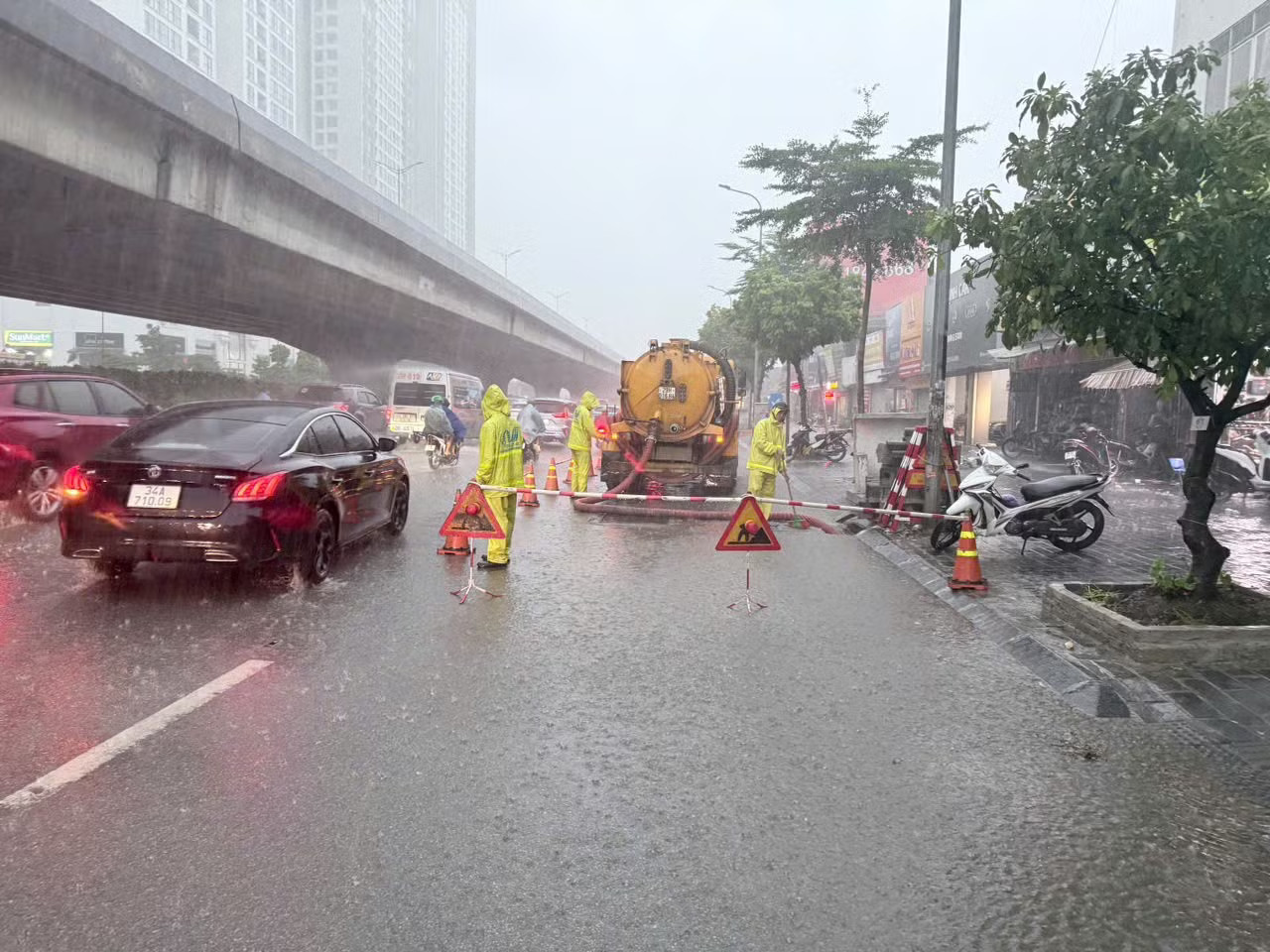 Hà Nội mưa lớn diện rộng, các điểm ngập rút nhanh sau cơn dông - Ảnh 1.