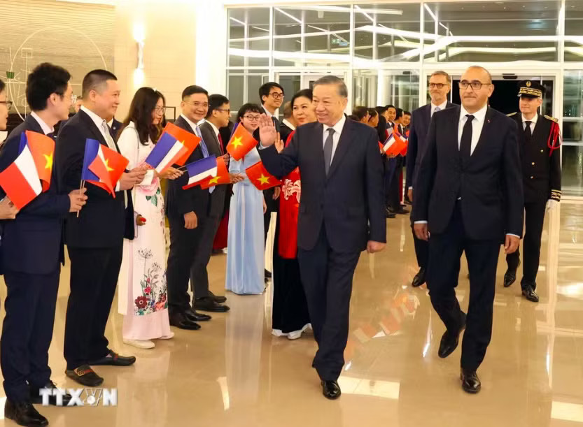 Tổng Bí thư, Chủ tịch nước Tô Lâm và Phu nhân bắt đầu thăm chính thức Pháp - Ảnh 2.