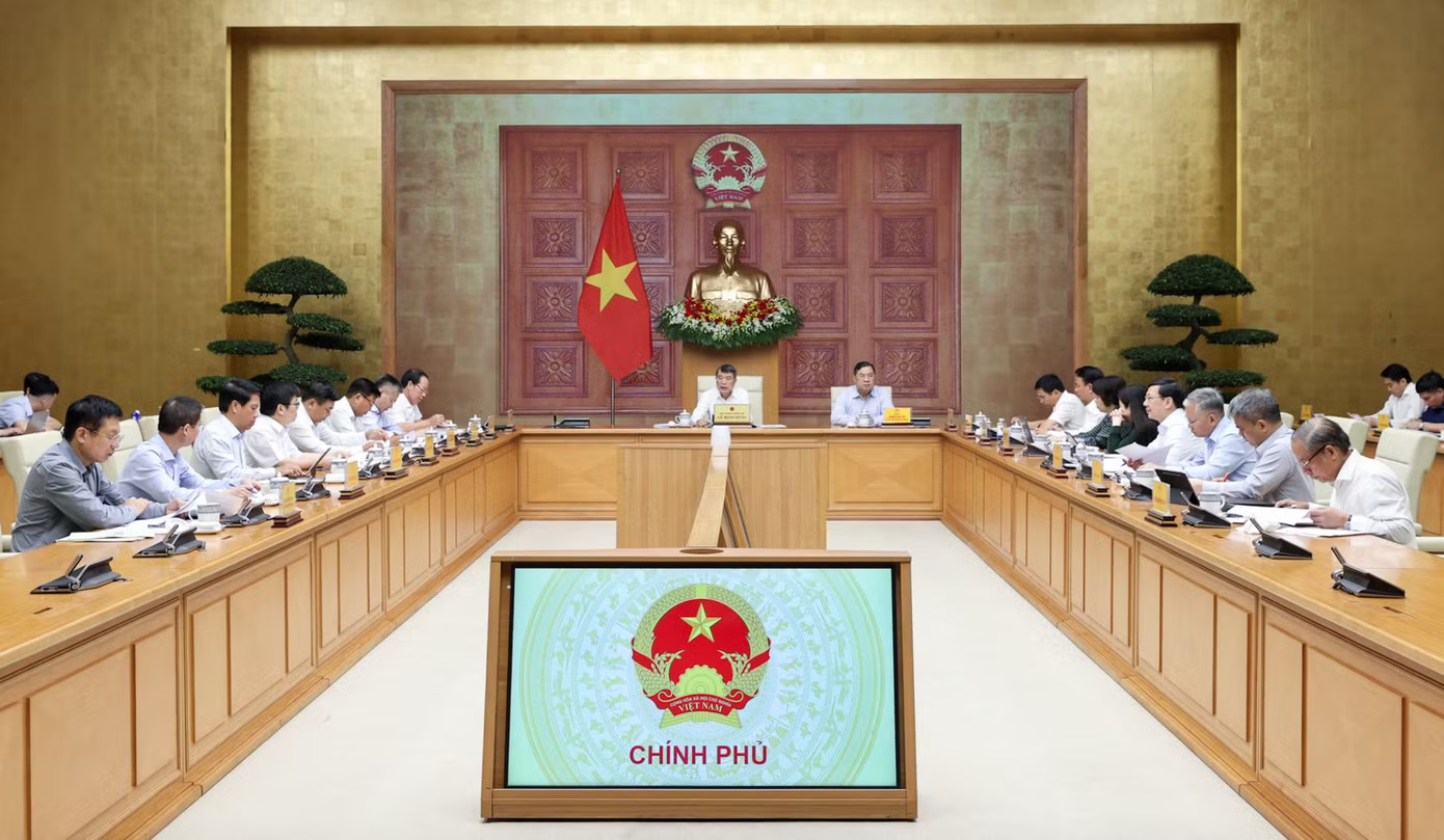 Thủ tướng Chính phủ Lê Minh Hưng chủ trì cuộc làm việc. Ảnh: VGP. Tránh tình trạng doanh nghiệp 'gia nhập thị trường đã khó, rời khỏi còn khó hơn' - Ảnh 2.