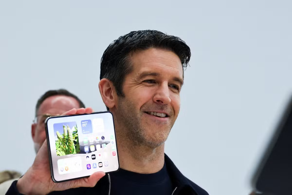 Tân CEO Apple John Ternus cầm mẫu điện thoại gập iPhone Duo tại sự kiện ra mắt ở California hôm 9/9. (Ảnh: Reuters) Điện thoại gập iPhone Duo giá 1.999 USD của Apple có gì? - Ảnh 1.