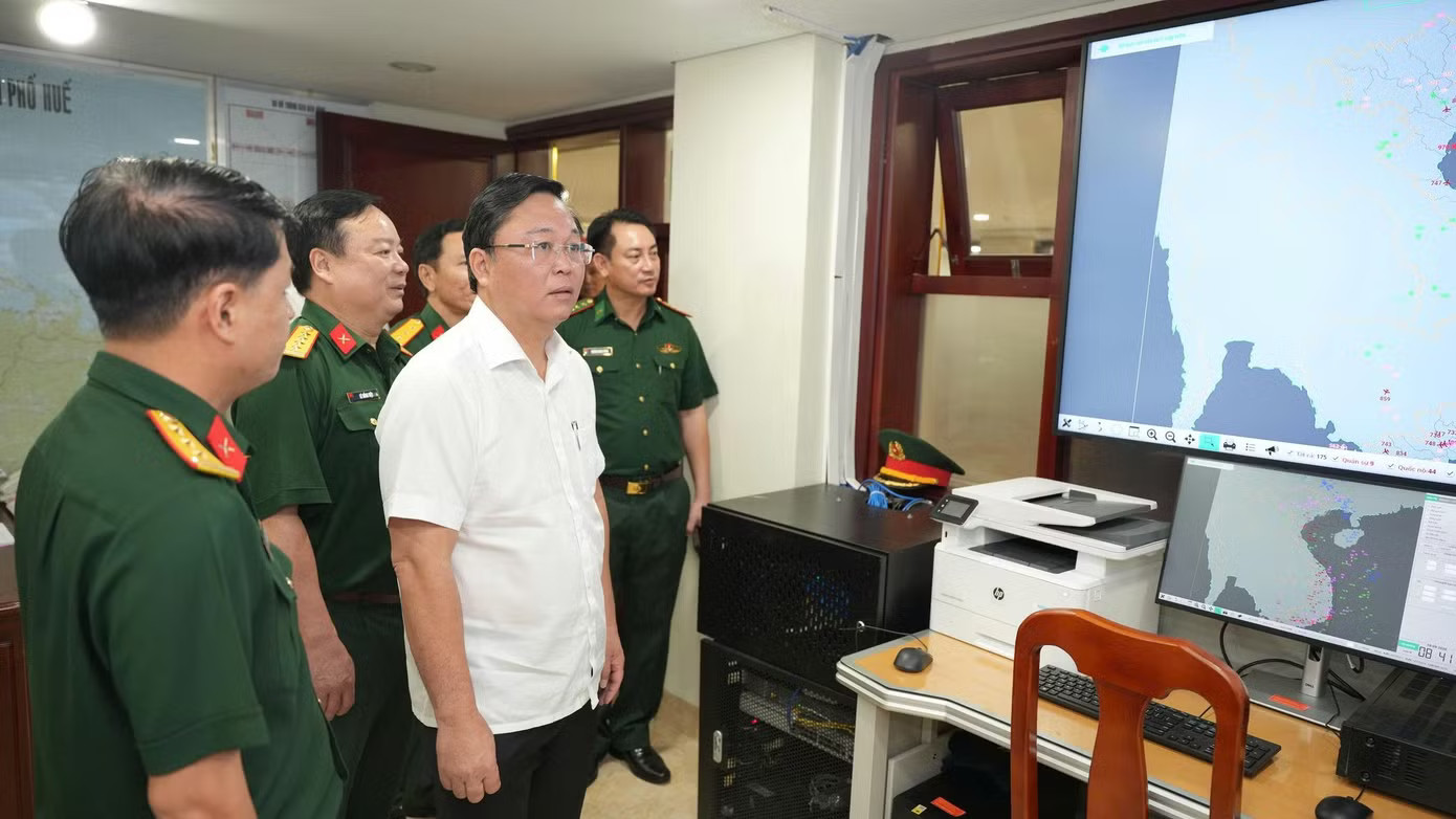 Chủ tịch UBND TP. Huế Lê Trí Thanh thăm Văn phòng điều hành ứng phó thiên tai của thành phố. Vì sao hơn 41.000 người ở Huế có thể phải sơ tán? - Ảnh 2.