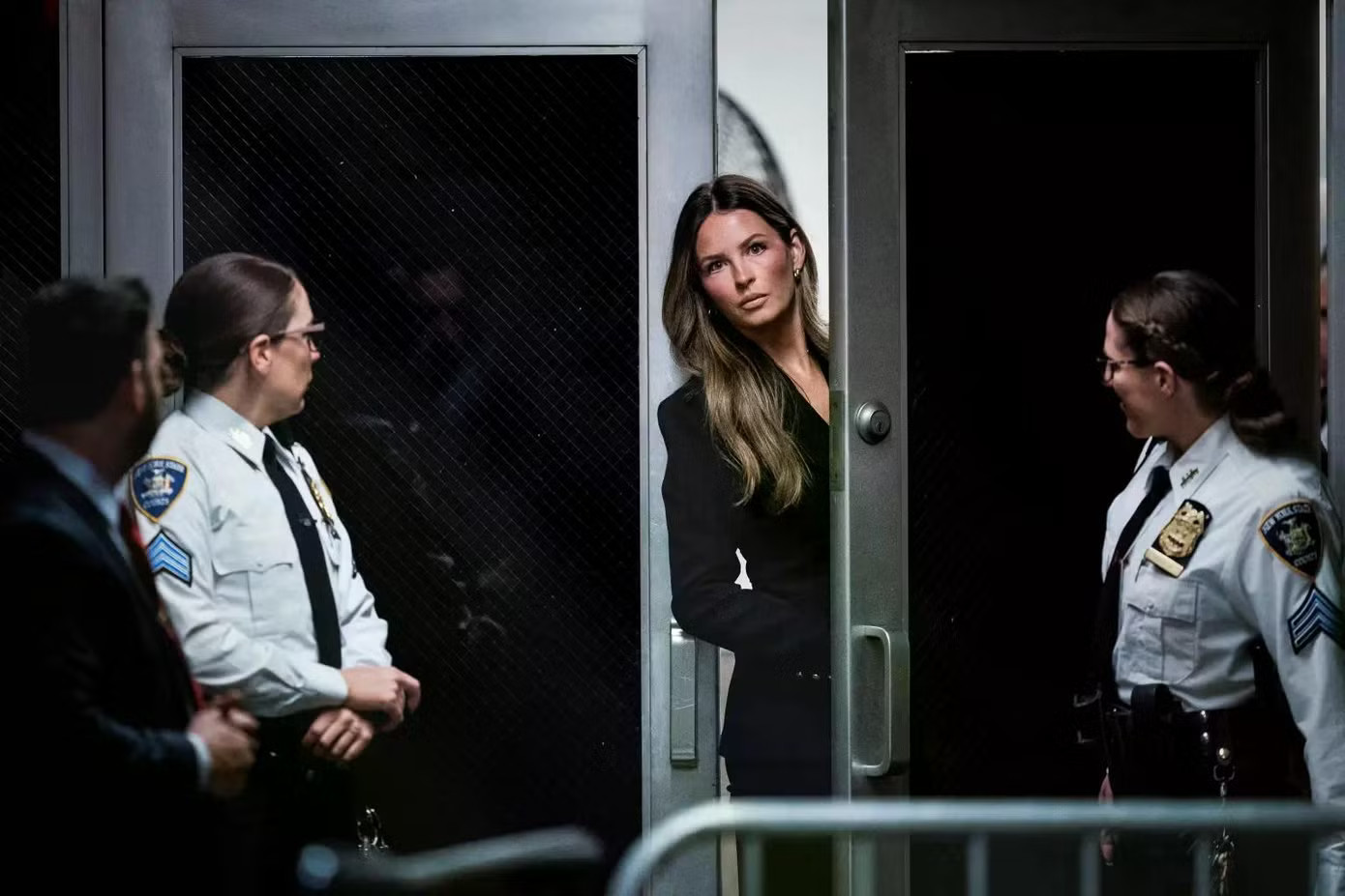 Tổng thống Mỹ Trump gây xôn xao vì tặng số tiền 'khủng' cho trợ lý thân cận - Ảnh 2.