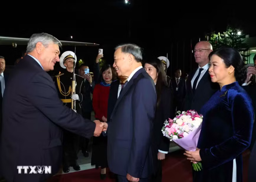 Lễ tiễn Tổng Bí thư, Chủ tịch nước Tô Lâm và Phu nhân tại sân bay Vnukovo. Ảnh: TTXVN Tổng Bí thư, Chủ tịch nước Tô Lâm kết thúc tốt đẹp chuyến thăm Nga - Ảnh 1.
