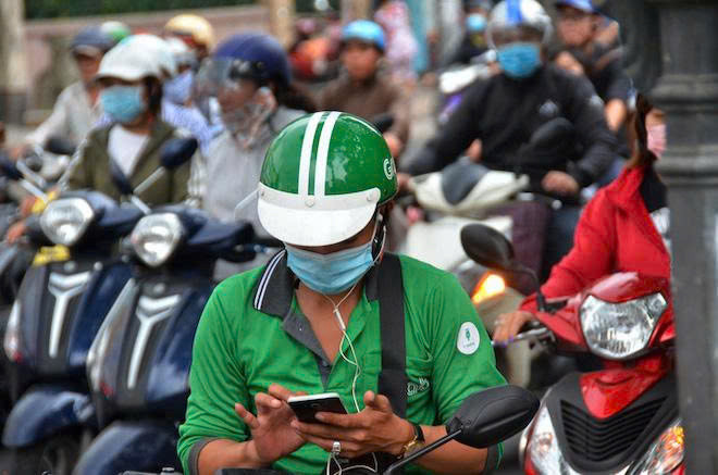 Tài xế Grab chạy 10-12 tiếng/ngày: 'Nếu chính sách không thay đổi, tôi sẽ bỏ nghề'
