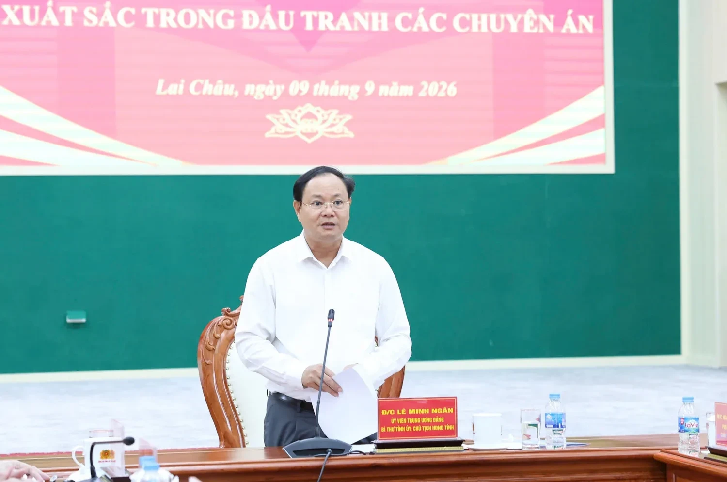 congan.laichau.gov.vn-uploads-news-2026_09-_dong-chi-le-minh-ngan-bieu-duong-chuc-mung-ban-chuyen-an.webp