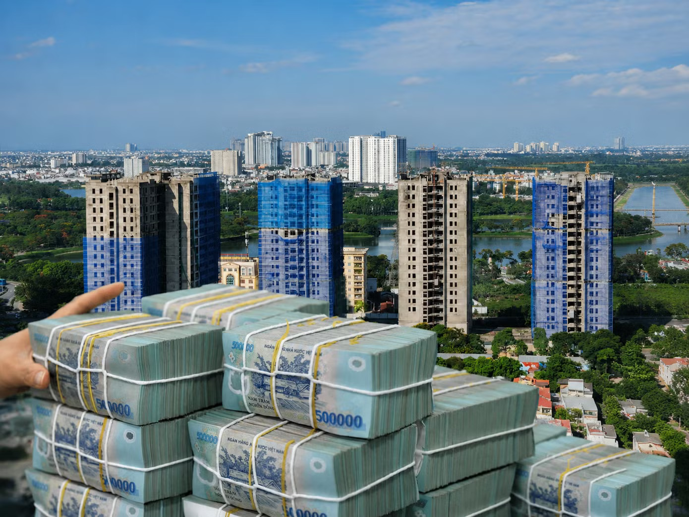 Ngân hàng rao bán tài sản các doanh nghiệp địa ốc để thu hồi nợ xấu (ảnh: Như Ý). Ngân hàng rao bán 'đất vàng' Hà Nội, tính thu giữ biệt thự ở TPHCM - Ảnh 1.