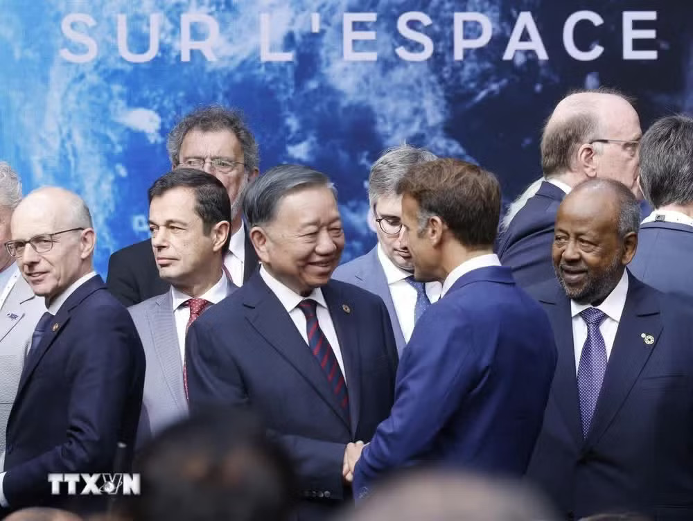 Tổng Bí thư, Chủ tịch nước Tô Lâm và Tổng thống Cộng hòa Pháp Emmanuel Macron. (Ảnh: Thống Nhất/TTXVN) Tổng Bí thư, Chủ tịch nước Tô Lâm dự Phiên chính thức Hội nghị Thượng đỉnh Không gian vũ trụ - Ảnh 9.