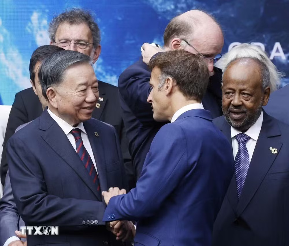Tổng Bí thư, Chủ tịch nước Tô Lâm và Tổng thống Pháp Emmanuel Macron. (Ảnh: Thống Nhất/TTXVN) Tổng Bí thư, Chủ tịch nước Tô Lâm dự Phiên chính thức Hội nghị Thượng đỉnh Không gian vũ trụ - Ảnh 1.