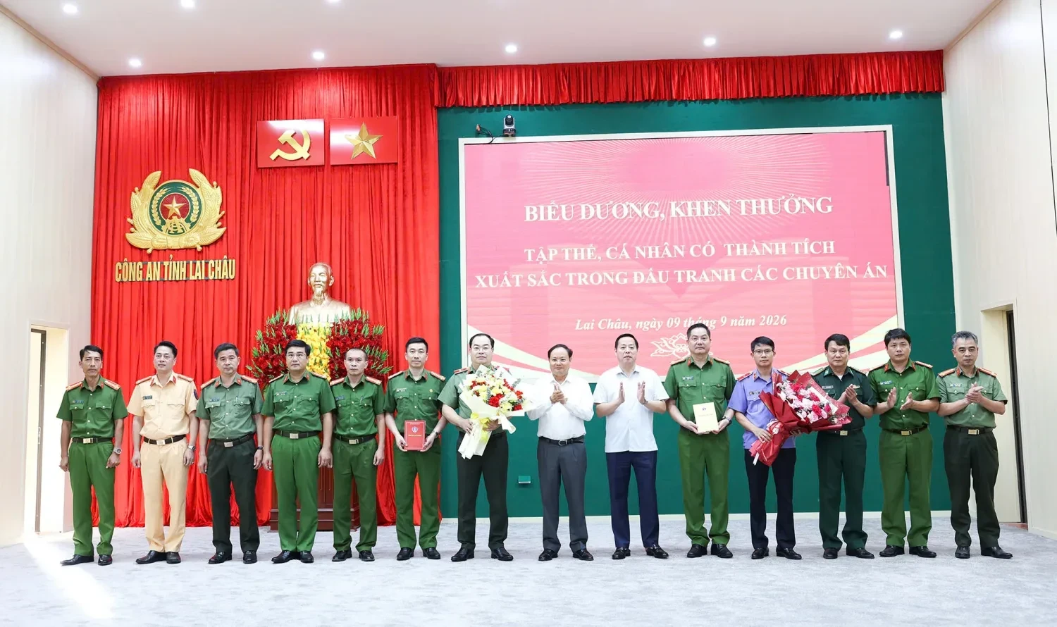 congan.laichau.gov.vn-uploads-news-2026_09-_dong-chi-le-minh-ngan-bi-thu-tinh-uy-dong-chi-ha-quang-trung-chu-tich-ubnd-tinh-chuc-mung-ban-giam-doc-cong-an-tinh-va-cac-ban-chuyen-an.webp