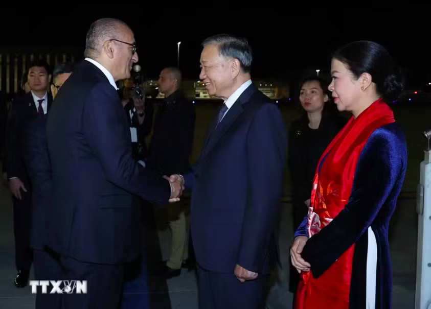 Tổng Bí thư, Chủ tịch nước Tô Lâm và Phu nhân bắt đầu thăm chính thức Pháp - Ảnh 1.