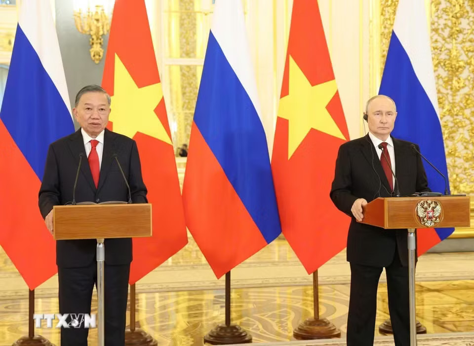 Tổng Bí thư, Chủ tịch nước Tô Lâm và Tổng thống Nga Vladimir Putin dự và phát biểu trực tuyến tại điểm cầu nước Nga. Ảnh: TTXVN Tổng Bí thư, Chủ tịch nước Tô Lâm dự khai trương phòng xét nghiệm mới của Trung tâm Nhiệt đới Việt-Nga - Ảnh 1.