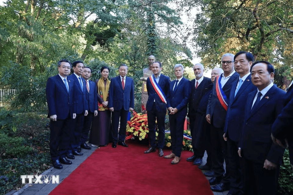 Tổng Bí thư, Chủ tịch nước dâng hoa tại Tượng Chủ tịch Hồ Chí Minh ở Montreuil- Ảnh 2.
