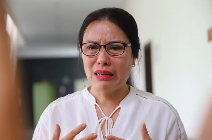 Bị cáo Nguyễn Thị Bình bên ngoài phòng xử phúc thẩm. Viện kiểm sát chỉ ra nhiều sai sót trong vụ cựu Hiệu trưởng thu 15.000 đồng/tiết học thêm, đề nghị hủy án sơ thẩm - Ảnh 1.